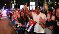 Kubánci v Miami slaví. Symbol kubánského komunistického reimu zemel ve vku...