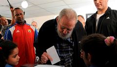 Castro vhazuje volební lístek do urny v Havan.