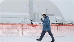 Černobylský reaktor zakrývá nová kupolovitá bezpečnostní schránka.