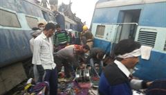 Vyprotování lidí z vykolejeného vlaku v Indii.