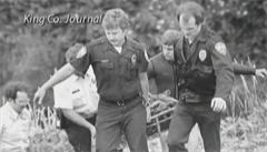 Policisté v roce 1982 odnáejí tlo jedné z obtí.