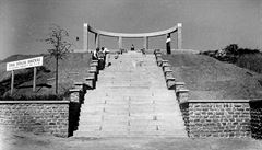 Historická fotografie vehlova památníku krátce ped otevením v roce 1936.