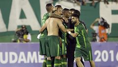 Hotovo. Fotbalisté Chapecoense slaví po vyhraném penaltovém rozst�elu v...