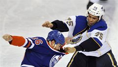 Bitka hokejisty Edmontonu Oilers Darcyho Hordichuka a Ryana Reavese ze St....