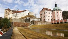 Zámek a hrad (v pozadí) v Beov nad Teplou, kde je vystavený relikviá svatého...