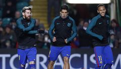 Messi, Suárez a Neymar se rozcviují ped utkáním Barcelony s Celticem.