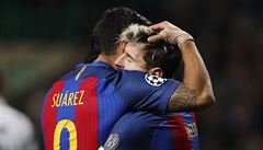 Messi pijímá gratulaci od Luise Suáreze.
