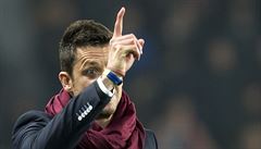 David Holoubek slaví postup s Davidem Lafatou.