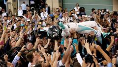 nmecký pilot formule 1 Nico Rosberg ve víru mistrovských oslav.