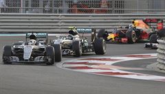 Lewis Hamilton a Nico Rosberg v ele závodu v Abú Zabí.