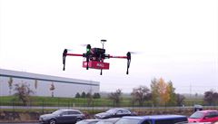 Mall.cz poprv v esku dopravil zsilku dronem. Podvejte se