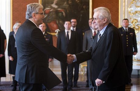 Prezident Zeman potásá rukou novému ministru zdravotnictví Miloslavu Ludvíkovi.