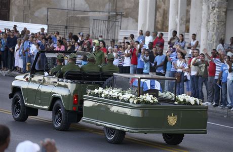 Vojensk automobil pepravuje popel kubnskho revolucione Fidela Castra.