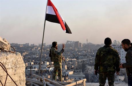 Syrt vojci pzuj po dobyt tvrti Schr na severovchod Aleppa.