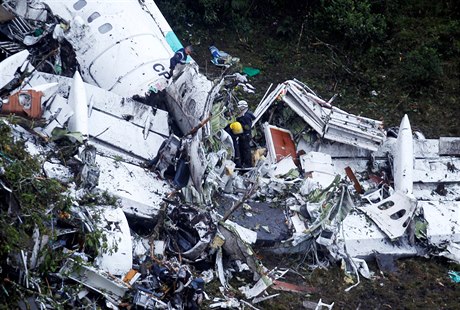 Zničený letoun, na jehož palubě byli hráči Chapecoense.