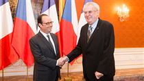 Prezident Milo Zeman a jeho francouzsk protjek Franois Hollande se seli...