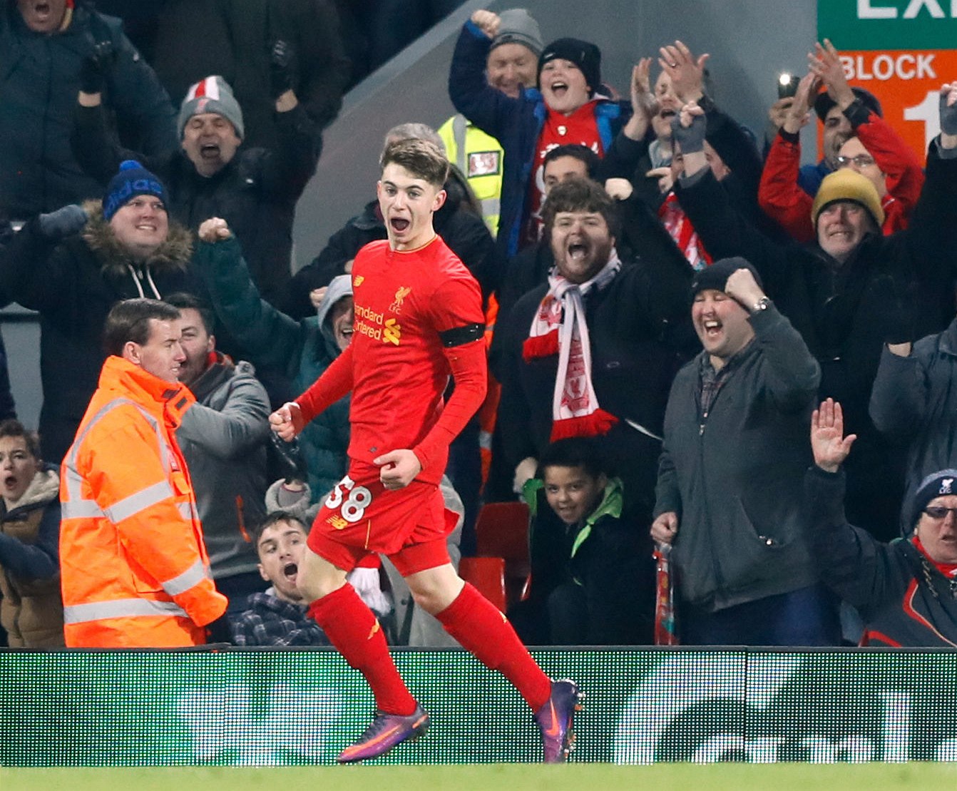 Ben Woodburn slaví sv�j premiérový gól za Liverpool.