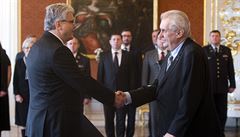 Prezident Zeman potřásá rukou novému ministru zdravotnictví Miloslavu Ludvíkovi.