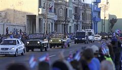 Vojenská vozidla peváejí v Havan ostatky bývalého kubánského prezidenta...