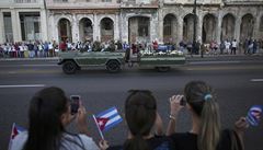 Havanou projídjí vojenská vozidla, která peváejí ostatky bývalého...