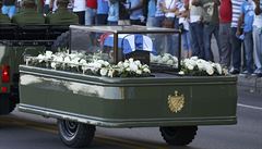 Vojenské vozidlo veze urnu s ostatky zesnulého kubánského prezidenta Fidela...