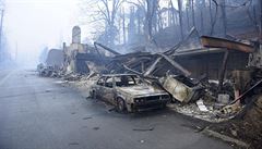 Kostra automobilu znieného velkým poárem okolo Gatlinburgu v americkém státu...