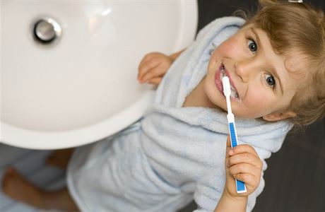 Boj proti zubn kazu. Povinn hygiena i ve kole