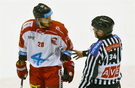 HC Olomouc - HC Kometa Brno. Vylouen Frantiek Skladan z Olomouce (vlevo)...