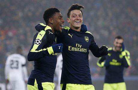Alex Iwobi a Mesut Özil z Arsenalu slaví gól proti Basileji