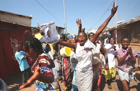 Podporovatelky nov zvoleného prezidenta Adama Barrowa oslavovaly jeho...