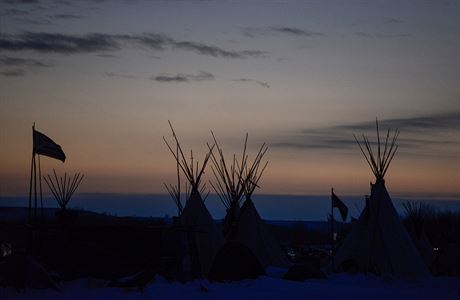 Demonstrace indin z kmene Sioux a ekologickch aktivist proti stavb...