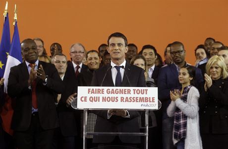 Premiér Manuel Valls pi svém projevu, kde kandidaturu na prezidenta oznámil.