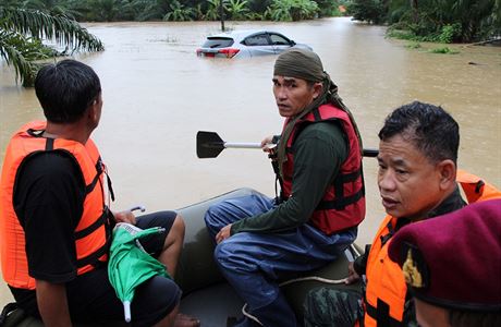 Zachránáí na lodích zasahují v oblasti Sichon v thajské provincii Nakhon Si...