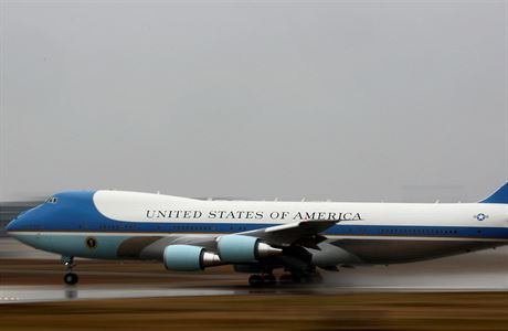 Air Force One odlétá ze základny Andrews s prezidentem Barrackem Obamou na...