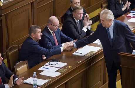 Prezident Milo Zeman (vpravo) si podává ruku s ministrem financí Andrejem...