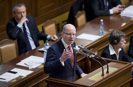Premiér Bohuslav Sobotka hovoí k poslancm na schzi Snmovny, která 7....