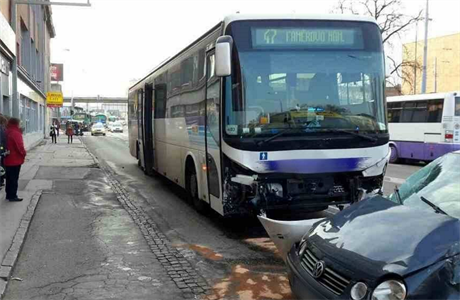 U brnnského autobusového nádraí se srazil autobus, dodávka a osobní auto.