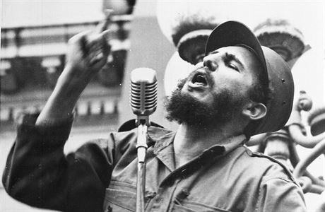 Fidel Castro hovo v noru 1959 k davu v prbhu triumflnho pochodu na...