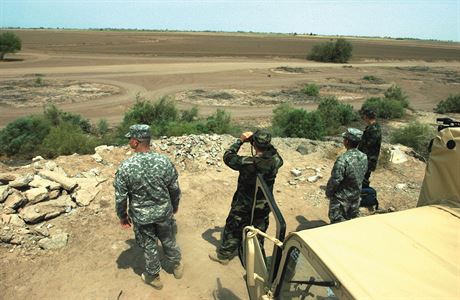 Hranice s Mexikem v Arizon. Amerití vojáci, kteí v roce 2006 asistovali...