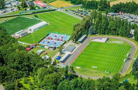 Areál Mstského stadionu v Dobruce bhem letoního nejvtího florbalové...