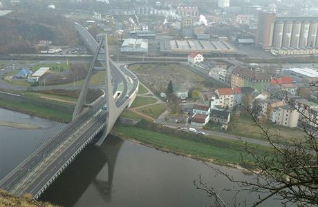 Most dostal nzev Marinsk podle skly, k n z jedn strany pilh.