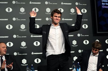 Je konec, Magnus Carlsen se po dlouh bitv raduje z obhajoby mistrovskho...