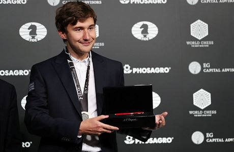 Sergej Karjakin s pamtenm perem pro astnka finle.