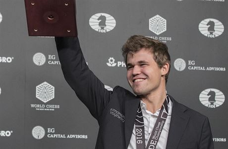 Magnus Carlsen a jeho vítzné gesto po triumfálním vítzství.