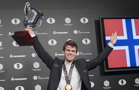 Magnus Carlsen se raduje z tce vyden obhajoby titulu mistra svta.
