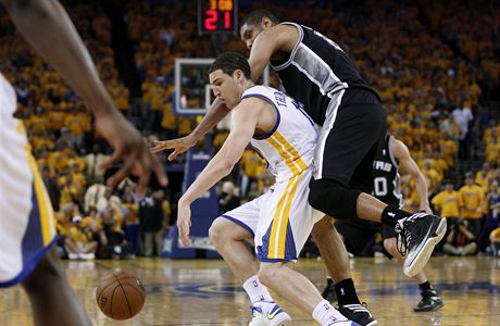 Basketbalista Golden State Warriors Klay Thompson (vlevo) a Tim Duncan ze San...