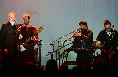 Zpvk Jaromr vejdk (vlevo) poktil 6. prosince v Praze se svou kapelou...