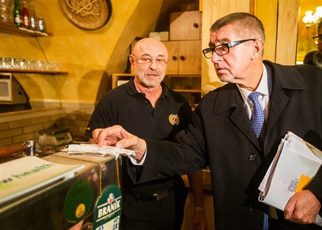 Ministr financí Andrej Babi pi návtv restaurace v prvním dnu EET.