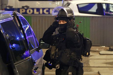 Francouzská policie zasahuje na míst pepadení
