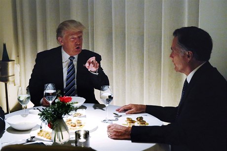 Donald Trump sits s Mittem Romneym v restauraci Jean-Georges v New Yorku